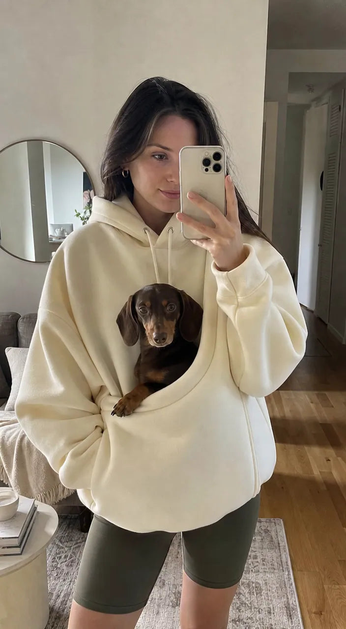 סלפי במראה עם תחש קטן בכיס של CozyPaw